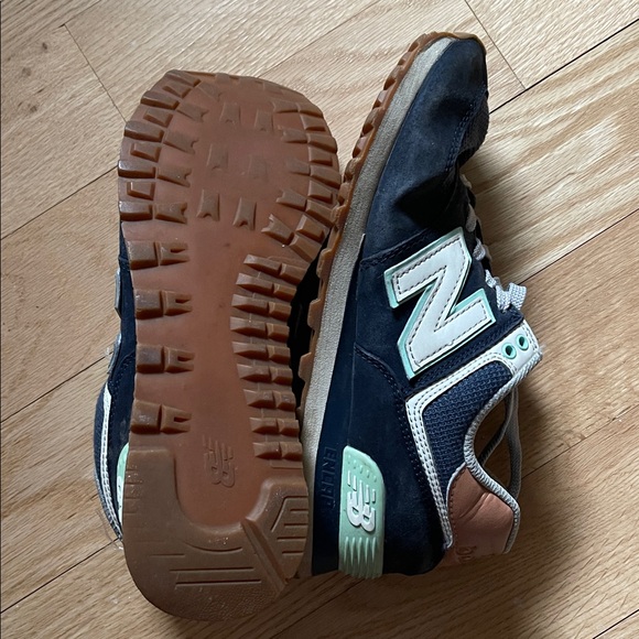 New Balance Women’s Navy and Tan Sneakers - Picture 4 of 7